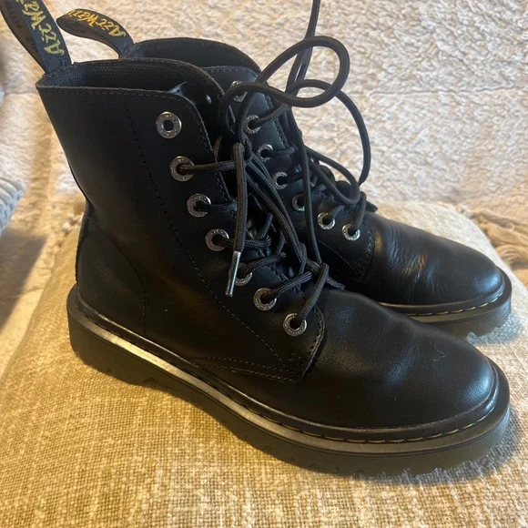 Dr. Martens Luana Boots Womens Size 7 L Black Leather Combat Air Wair Lace Up - Picture 1 of 7